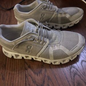 On cloud Running Gray Athletic Shoes with Breathable Mesh sz 5.5